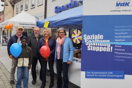 die Ehrenamtlichen am Stand von links nach rechts, sind Wolfgang Dietzel, stellvertr. Vorsitzender, Harald Zeulner, 2. Stellvertreter, Monika Faber, Vorsitzende und Uschi Sünkel, Vertreterin der Jüngeren, sowie vorne Richmond eine junger Besucher zu sehen.