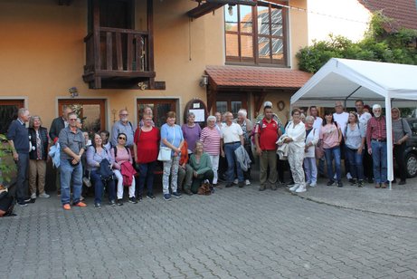 Teilnehmer-/innen bei der Busfahrt nach Bad Mergentheim vor dem Weingut Alt in Ippesheim
