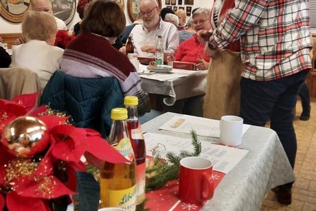 Der Nikolaus verteilt Geschenke