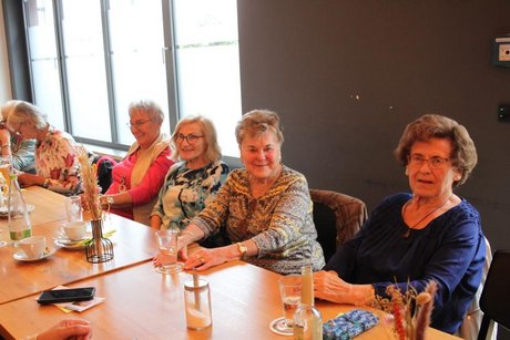 Teilnehmer*innen beim Kaffeenachmittag