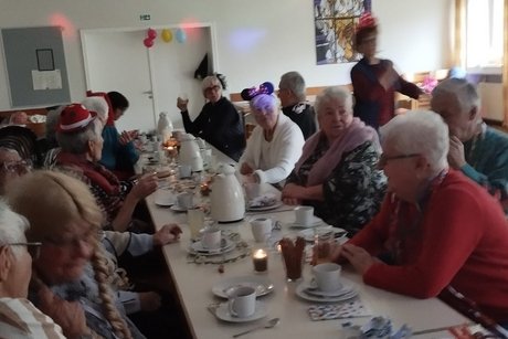 am gedeckten Tisch , im Hintergrund sieht man die Eingangst&uuml;re des gem.Saales