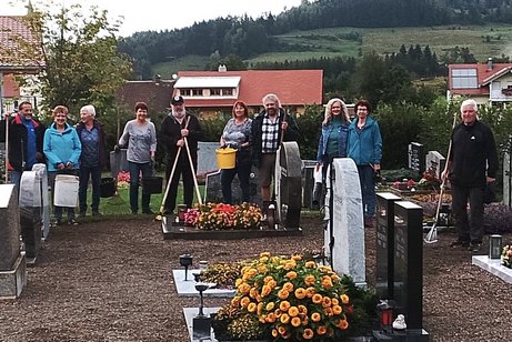 VdK-Ortsverband Wengen-Kleinweiler startet Initiative: &bdquo;Gemeinsam aktiv f&uuml;r einen gepflegten Friedhof in Kleinweiler&ldquo; Der Gemeindefriedhof in Kleinweiler ist weit mehr als ein w&uuml;rdevoller Ort des Erinnerns an liebe Verstorbene. Viele seiner Besucher und Besucherinnen sch&auml;tzen ihn auch als Ort der Begegnung und f&uuml;r die Gelegenheit zum regelm&auml;&szlig;igen Plausch und Austausch untereinander. Der VdK-Ortsverband Wengen-Kleinweiler hat nun unter Federf&uuml;hrung seines 2. Vorsitzenden Georg Breyer eine Mitmachaktion gestartet, den Friedhof noch sch&ouml;ner zu gestalten. In regelm&auml;&szlig;igen Abst&auml;nden sind Einladungen zur gemeinsamen Pflege der Gehwege und Gestaltung von Freifl&auml;chen auf dem Areal geplant. Einem ersten Aufruf sind bereits viele Freiwillige aus dem Dorf gefolgt und hatten trotz anf&auml;nglicher wetterbedingter Widrigkeiten sichtlich Freude daran, gemeinsam anzupacken und den Friedhof zu versch&ouml;nern. Das Resultat konnte sich sehen lassen. Im Herbst werden weitere Termine zu Gemeinschaftsaktionen f&uuml;r einen noch gepflegteren Ort der Erinnerung bekanntgegeben. Alle, die Lust und Zeit haben mitzuwirken, sind herzlich dazu eingeladen.