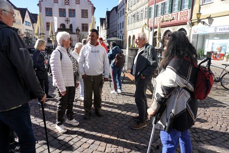 Teilnehmer der Herbstfahrt nach der Ankunft am Marktplatz in Bad Mergentheim