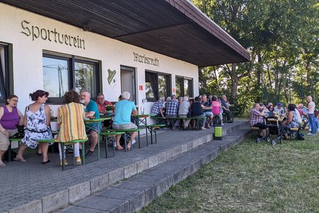 Abgebildet sind die Besucher des Grillfestes