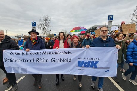 Demonstration für Demokratie und Freiheit am 17.02.2024 in Bad Neustadt Banner der von allen gehalten wird