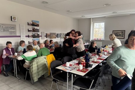 Alte Bekannte umarmen sich