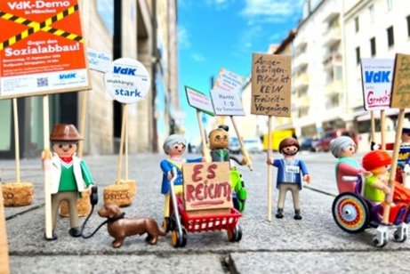 Playmobilfiguren am Demonstrieren