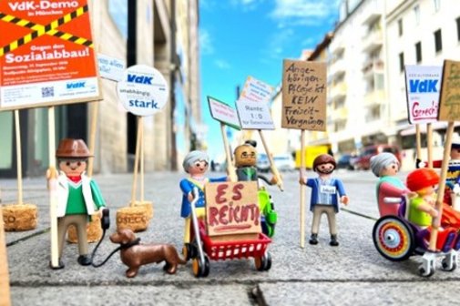 Playmobilfiguren am Demonstrieren