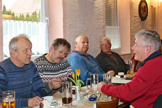 Gespräche und Gemütliches Zusammensein mit Kaffee und Kuchen