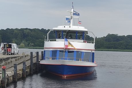 Abgebildet ist ein Boot am Steg