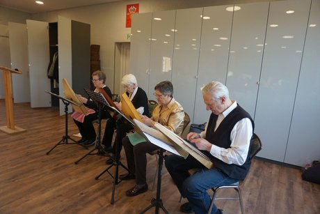 Teilnehmer*innen bei der Adventsfeier