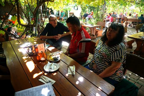 Teilnehmer beim Mittagessen im Landgasthof Taubertal