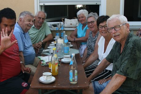 Teilnehmer/-innen beim Kaffeekr&auml;nzchen bei Chiccos Gartensch&auml;nke in der Hugo Post Kleingartenanlage