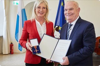 Sozialministerin Ulrike Scharf und Josef Fürst bei der Aushändigung des Bundesverdienstkreuzes am Bande