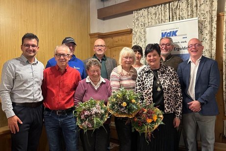 v. li. n. re. Maximilian Gürtler (Kreisgeschäftsführer KV Landshut), Beisitzer Ludwig Friedrich, Beisitzer Horst Prunkl, Bürgermeister Andreas Strauss, Schriftführerin Carmen Knesch, Vertreterin der Frauen Astrid Erl, Ortsvorsitzende-Kreisvorsitzende v. li. n. re. Maximilian Gürtler (Kreisgeschäftsführer KV Landshut), Beisitzer Ludwig Friedrich, Beisitzer Horst Prunkl, Bürgermeister Andreas Strauss, Schriftführerin Carmen Knesch, Vertreterin der Frauen Astrid Erl, Ortsvorsitzende-Kreisvorsitzende-Vertreterin der jüngeren Generation Andrea Wendt, Beisitzer Joachim Czichon, Kassier Heinz Haupt