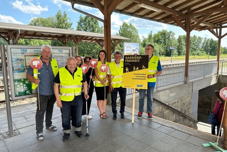 Besichtigung des Bahnhofs in Bad Neustadt Gruppe von Menschen am Bahnhof mit Demo-Schildern