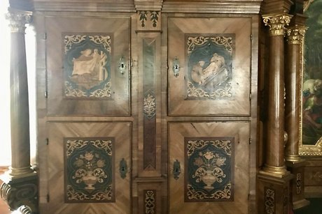 Bild eines Schrankes in der Sakristei von Kloster Ettal