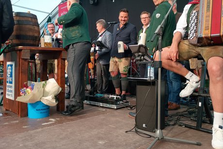 Anstich des Festbierfasses durch den 1. B&uuml;rgermeister Florian Klietsch aus Unterf&ouml;hring