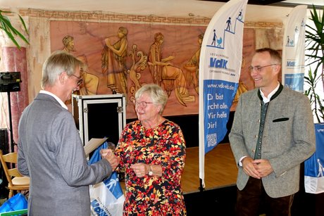 Kreisvorsitzende Rosina Maria von Roennebeck (Mitte) gratuliert Vorsitzenden Wolfgang Mikolajetz zu 10 Jahren ehrenamtliches Engagement im VdK