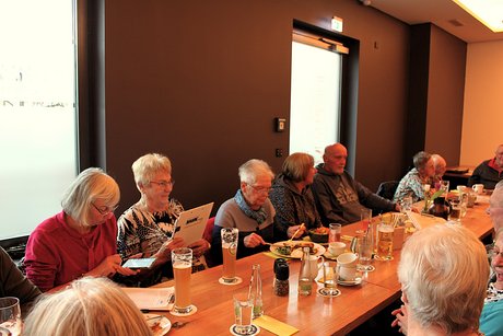 Teilnehmer bei Kaffeetreffen