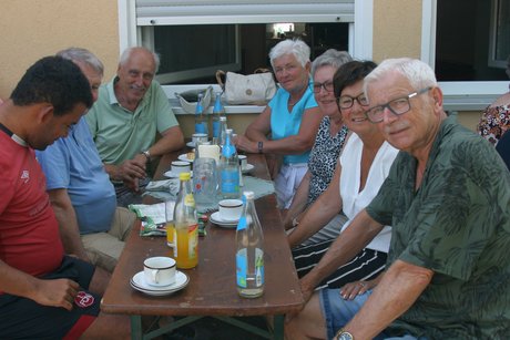 Teilnehmer/-innen beim Kaffeekr&auml;nzchen bei Chiccos Gartensch&auml;nke in der Hugo Post Kleingartenanlage