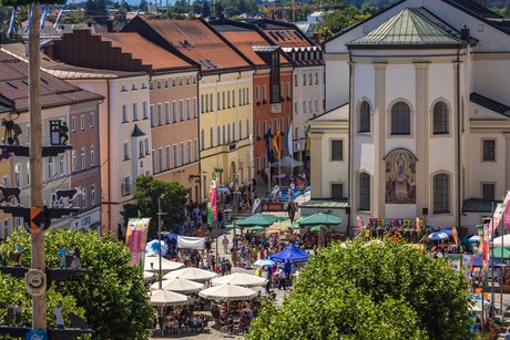 Blick vom Jacklturm auf den Traunsteiner Stadtplatz mit den vielen Infoständen und Sonnenschirmen bei schönstem Wetter