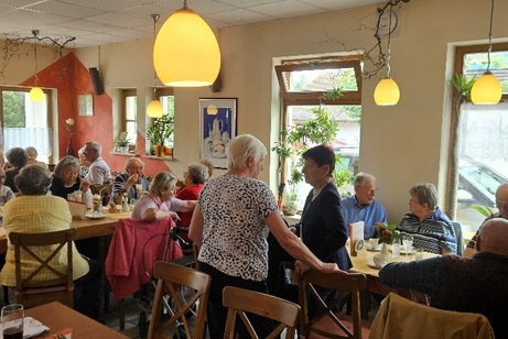 interessiert und gut gelaunt