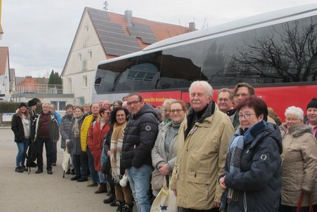 Die VdK-Reisegruppe mit 63 Personen vor der Abfahrt