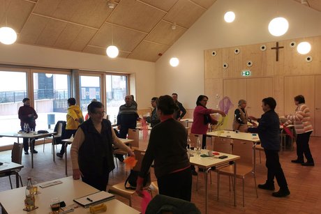 Vorsicht Sturz im Alter Bild zeigt die Teilnehmer bei einer Übung