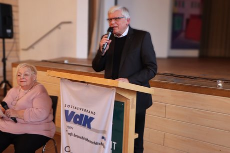 Bild011 Pfarrer Robert Schrollinger und kommissarische Ortsvorsitzende Gudrun Eisenberger