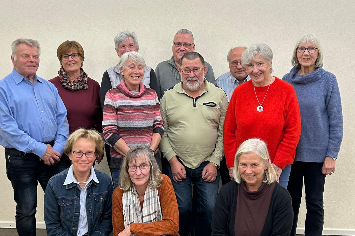 (v.l) knieend: Paula Hoggenmüller, Susi Manda, Maria Boge-Diecker (Vors.); 2.Reihe. Peter W. Keegan, Ingeborg Kanacher, Peter Breiter, Irene Schilbach; oberst. Reihe: Doris Schlensog, Irmagard Hodes (Schriftf.), Wolfgang Richter, Manfred Kammler (Kassier .