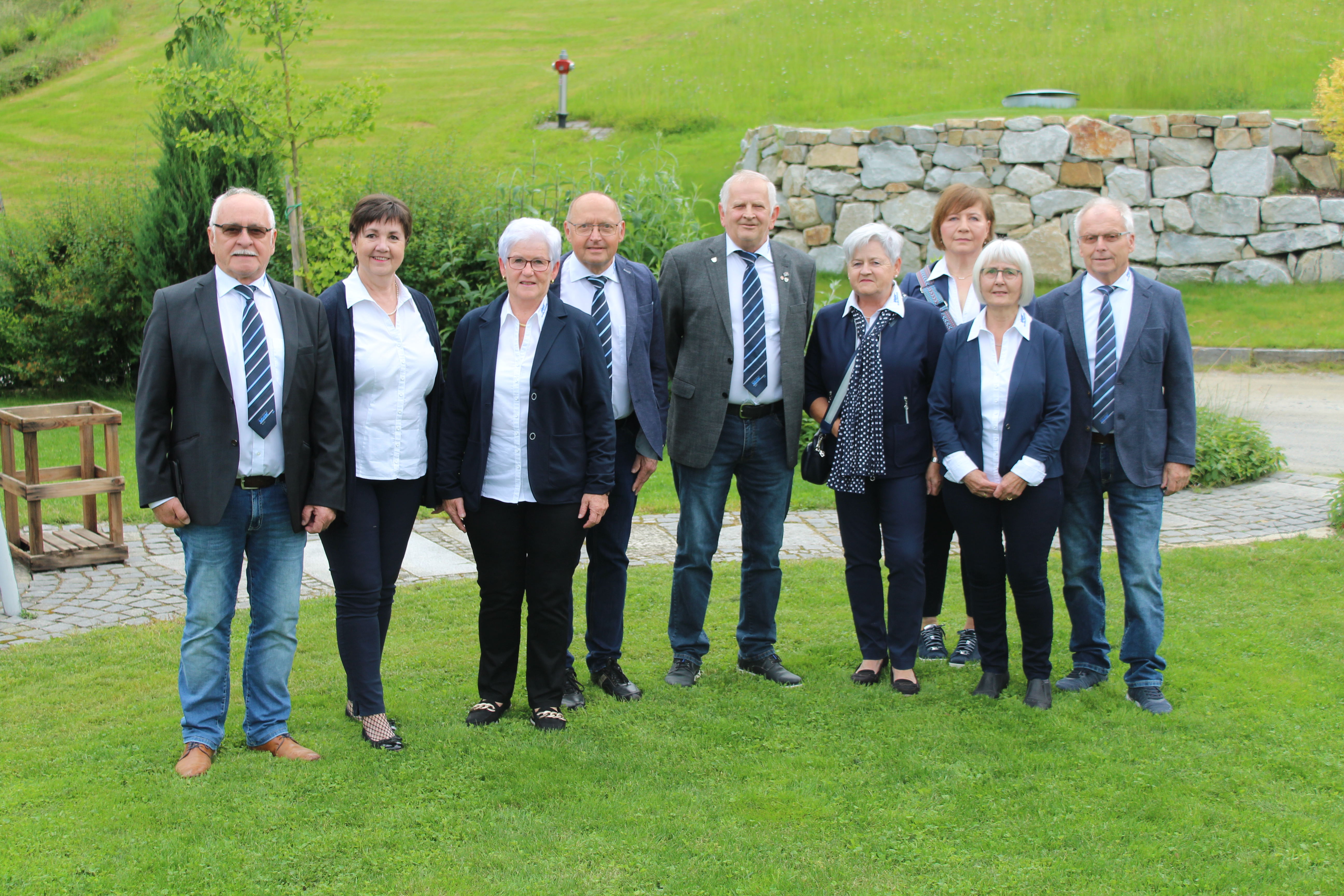 Von links nach rechts : Maier Heine-Beisitzer u. Hompagebetreuer, Maier Brigitte -Schriftführerin, Huber Hans - Kassier, Huber Zenzi - Beisitzerin, Eisner Alfons - 1.Vorstand, Eisner Evi - Frauenbeauftragte Stellvertreterin, Sommer Lucie - Frauenbeauftragte, Schiffer Marlies - Beisitzerin, Schiffer Hubert - 2.Vorstand.