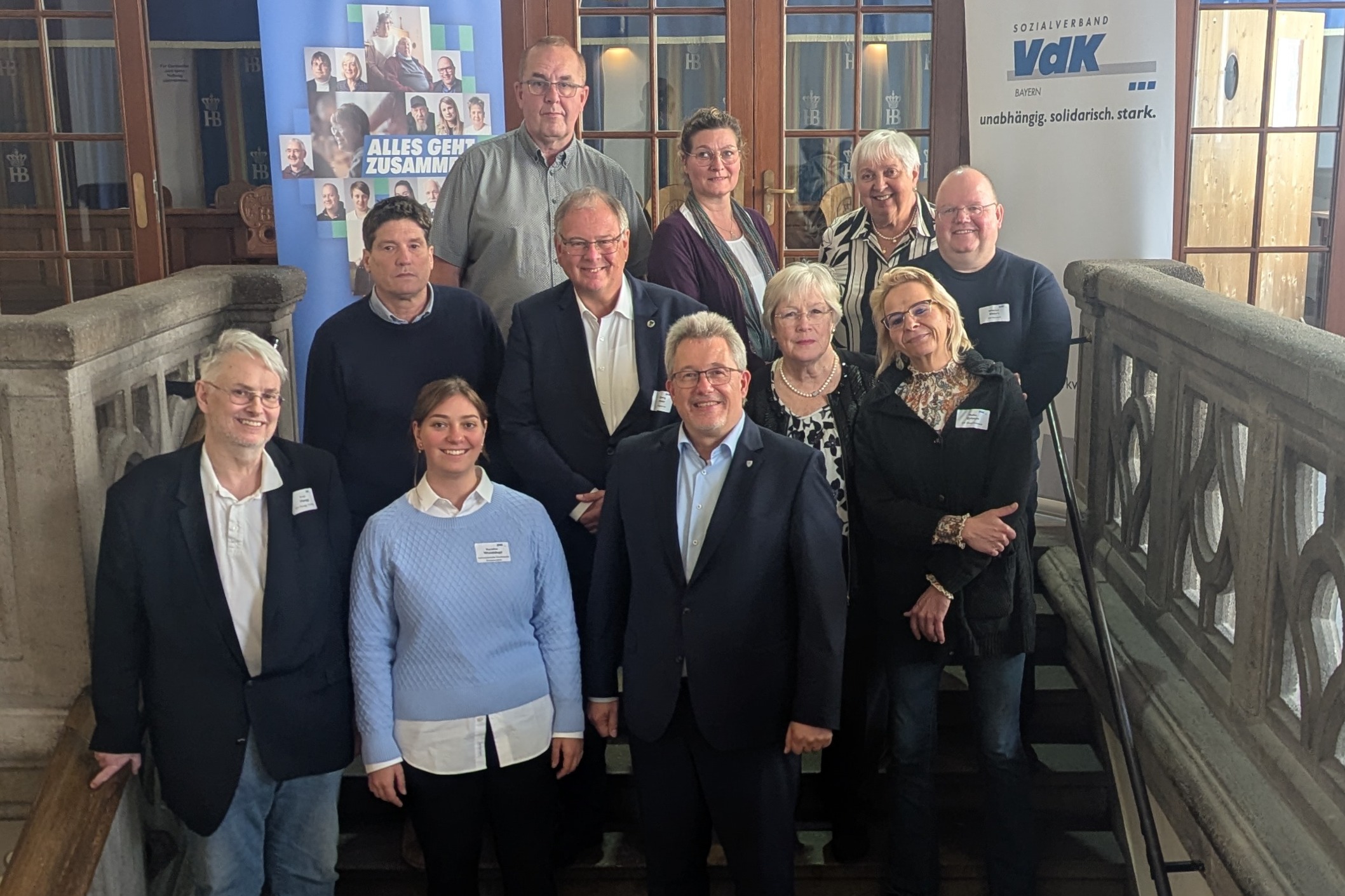 Kreisvorstandschaft des Kreisverbands München Bild zeigt das Team der ehrenamtlichen Kreisvorstandschaft des VdK Kreisverbands München. Es sind 11 Personen unterschiedlichen Alters und Geschlechts abgeblidet.