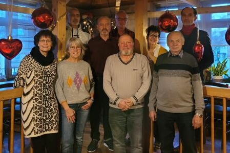 drei Frauen und sechs M&auml;nner