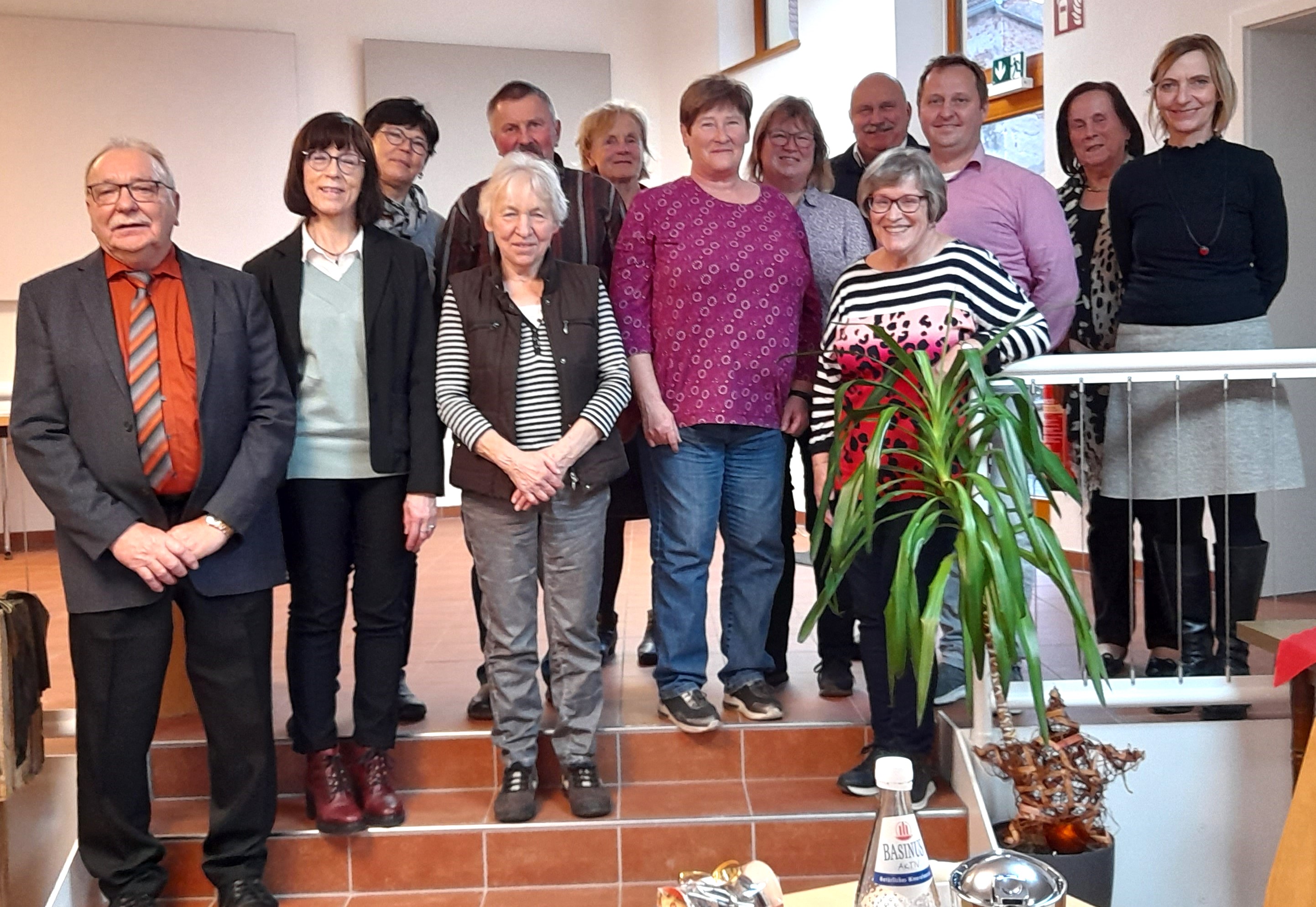 Die Vorstände stehen zum Gruppenfoto auf einer Treppe in der Herzogscheune