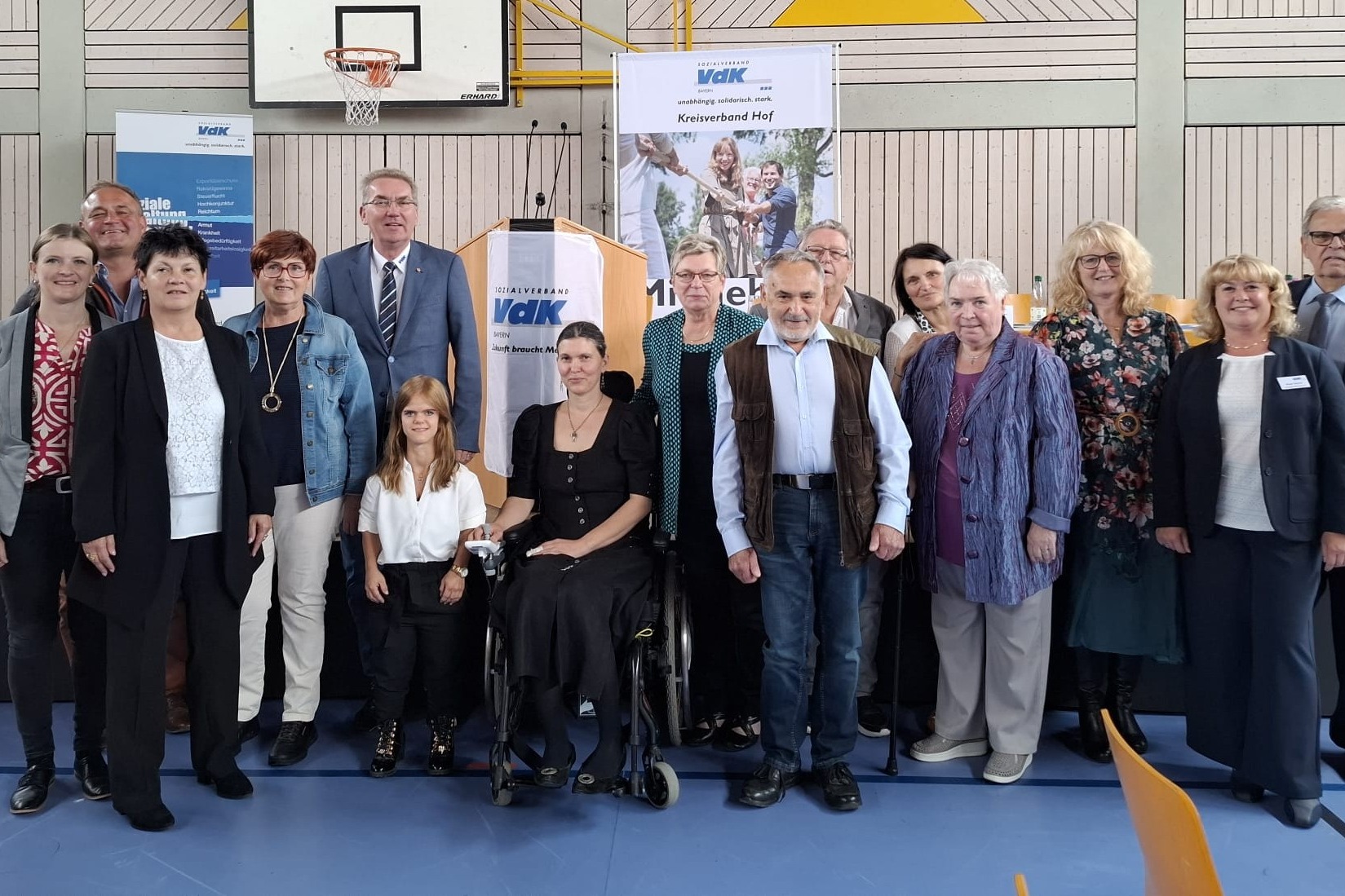 Die neue Vorstandschaft des Kreisverbandes, stehend vor der Bühne, mit der Bezirksgeschäftsführerin und der Kreisgeschäftsführerin