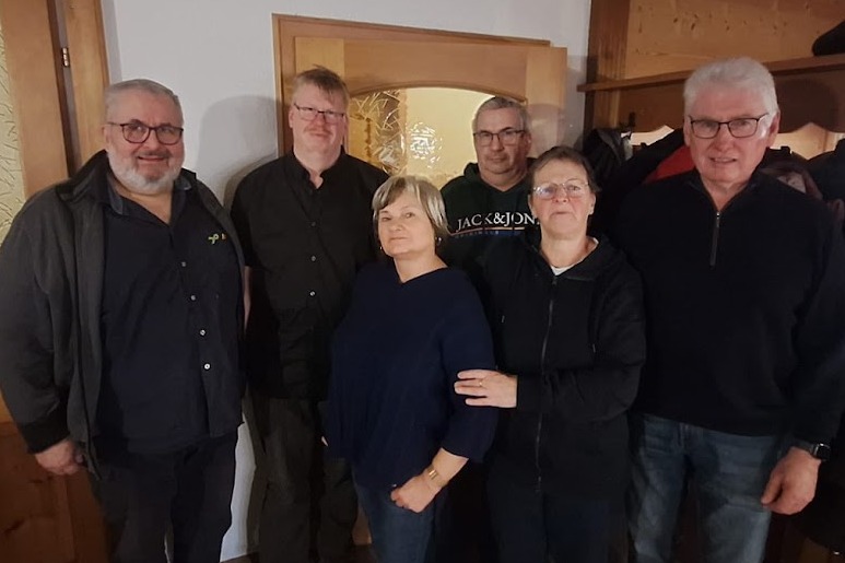 Gruppenbild mit 9 stehenden Personen