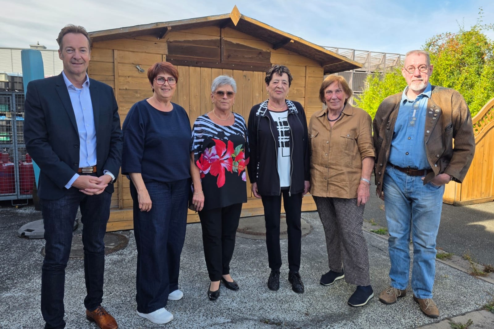 Abgebildet ist die Vorstandschaft mit dem B&uuml;rgermeister
