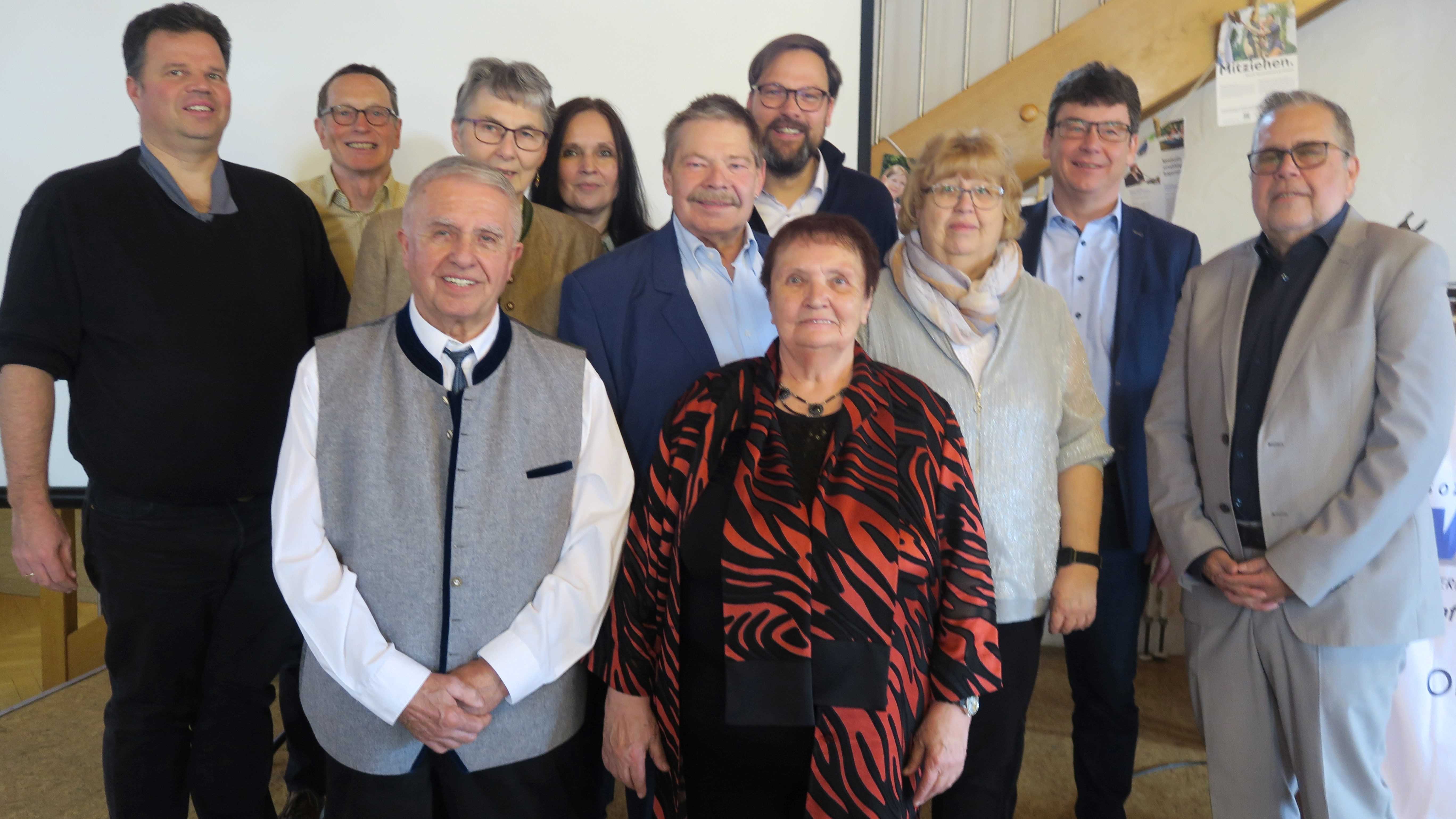 hi, von links nach rechts: Martin Hofmann, Johann Doll, Christa Glas, Elisabeth Moor, Machne Danny, Roswitha Ostermair, Franz Obesser, Walter Wüst, vorne Stefan Moor, Erika Moor