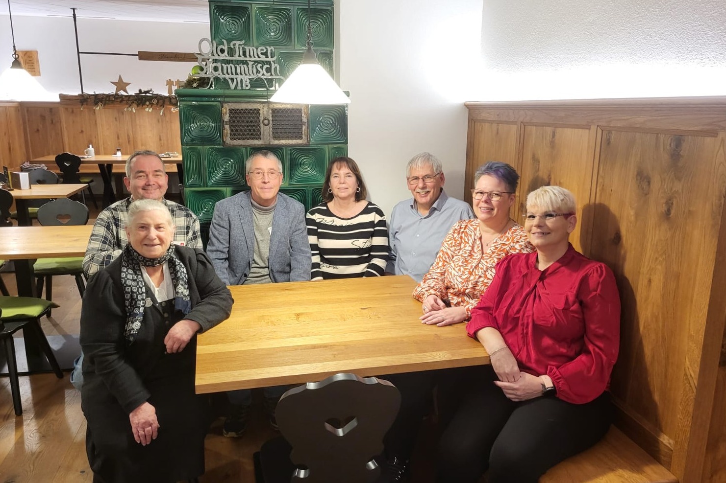 v. li. n. re. Uta Loos (Vertreterin der Frauen), Martin Kindermann (Beisitzer), Otto Ley (1. Vorsitzender), Rosemarie Zimmerer (Schriftführerin), Rudolf Brandl (Kassierer), Andrea Glas (2. Vorsitzende), Monika Ambros (Beisitzerin). v. li. n. re. Uta Loos (Vertreterin der Frauen), Martin Kindermann (Beisitzer), Otto Ley (1. Vorsitzender), Rosemarie Zimmerer (Schriftführerin), Rudolf Brandl (Kassierer), Andrea Glas (2. Vorsitzende), Monika Ambros (Beisitzerin).