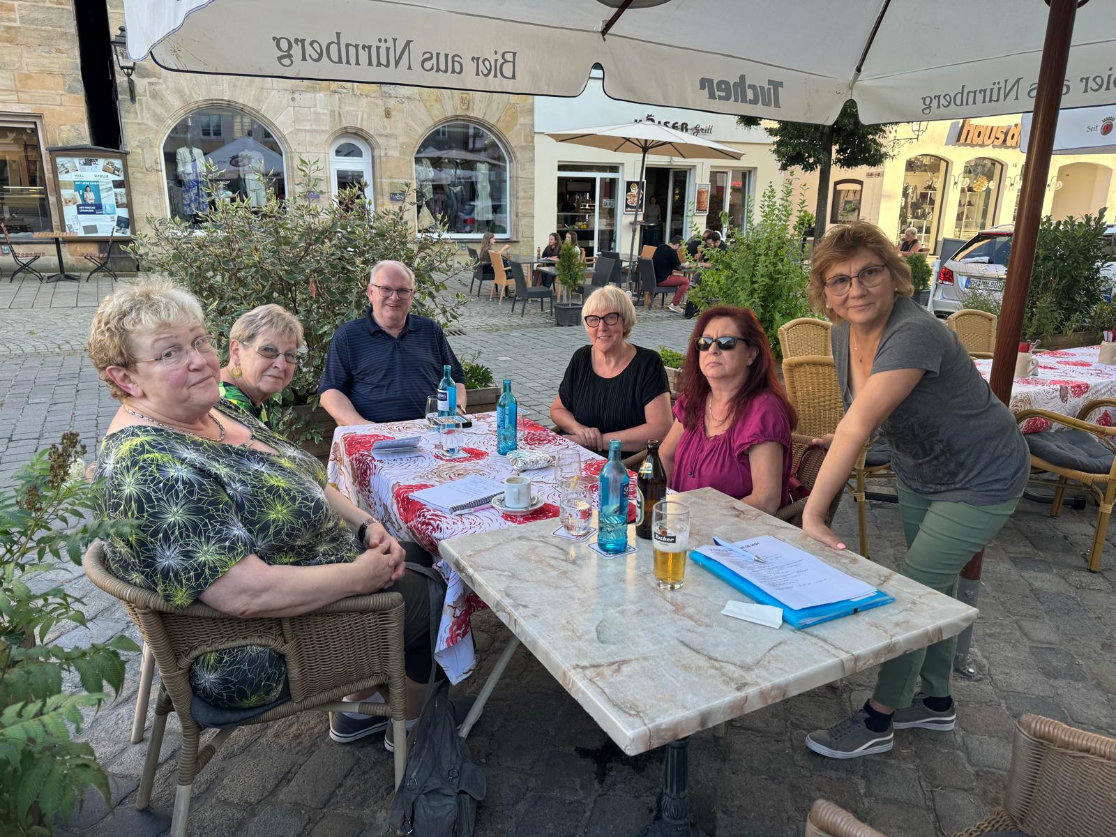 Auf dem Bild sieht man den Vorstand auf der Terrasse "Altes Rathaus" auf dem Marktplatz Lauf a,d.Pegnitz