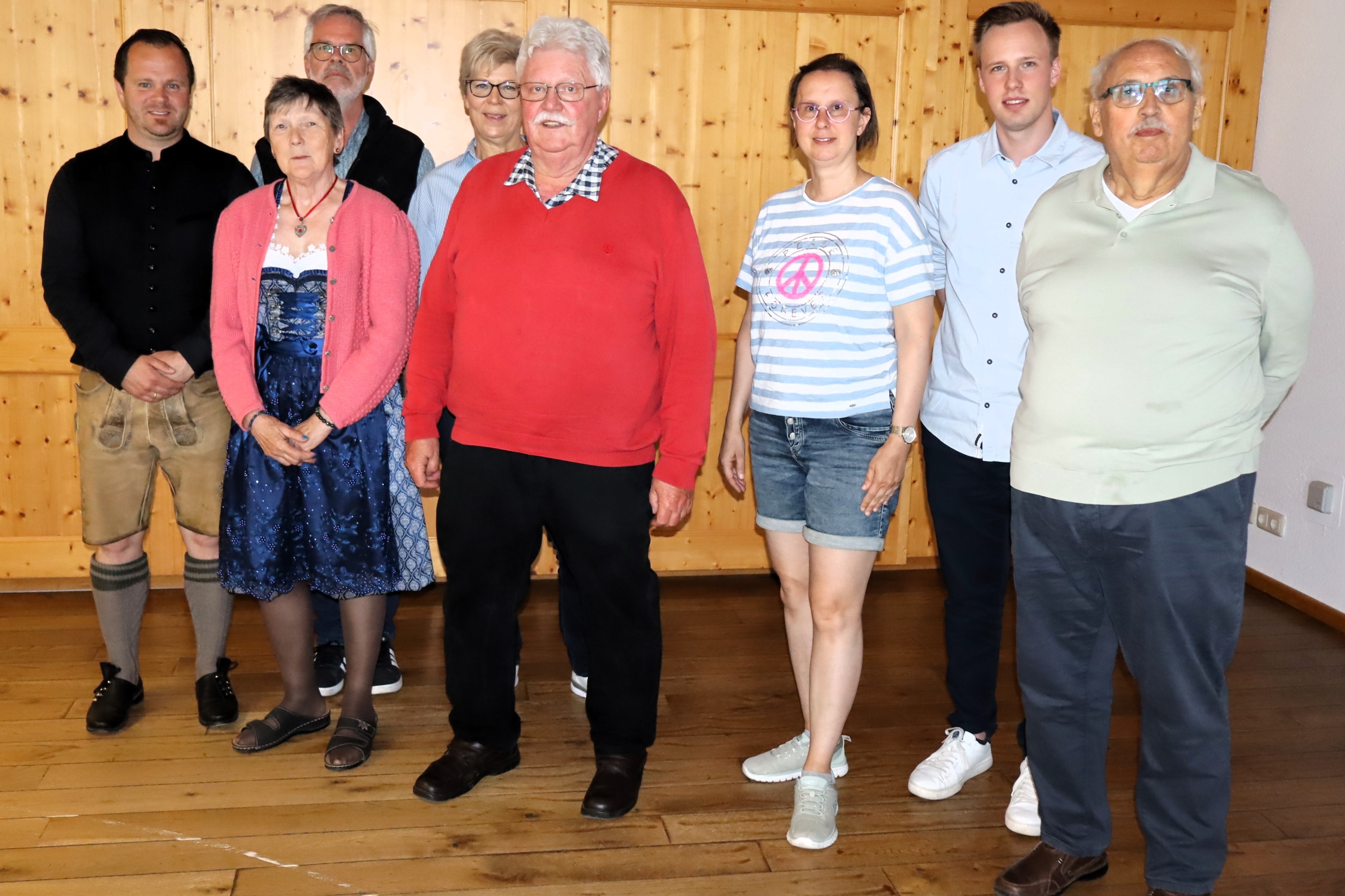 Gruppenbild der neu gew&auml;hlten Vorstandschaft des OV Kolbermoor mit B&uuml;rgermeister Thomas Rothmayer