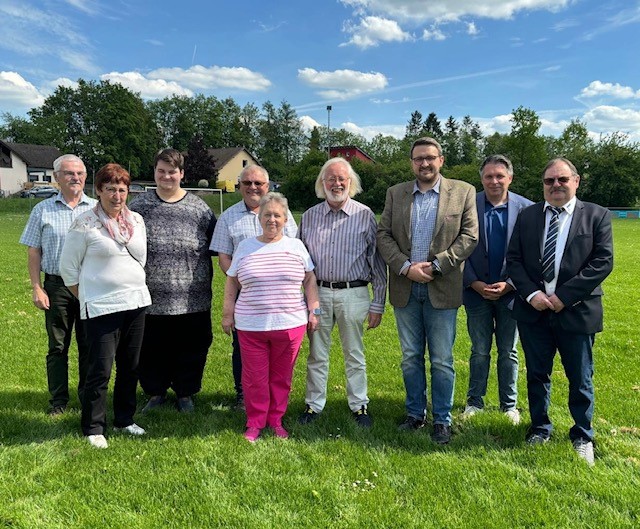 Der VdK-Ortsverband lud am Samstag, den 11.05.24 zu seiner alljährlichen Vormuttertagsfeier, diesmal mit Neuwahlen der Vorstandschaft, ins Sportheim Gemünda ein. Zu Beginn unserer Feier führten wir unsere Vorstandschaftswahlen durch. Die besten Grüße der Stadt Seßlach überbrachte der 3. Bürgermeister Carsten Höllein und Pfarrer Tobias Knötig die der Evangelischen Kirche und bedankte sich gleichzeitig das mit Hilfe des VdK´s der Zugang zur Kirche in Heilgersdorf nun Barrierefrei geworden ist. Die besten Grüße des VdK Kreisverbandes überbrachte der 2. Stellvertretende Kreisvorsitzende Ditmar Mania.