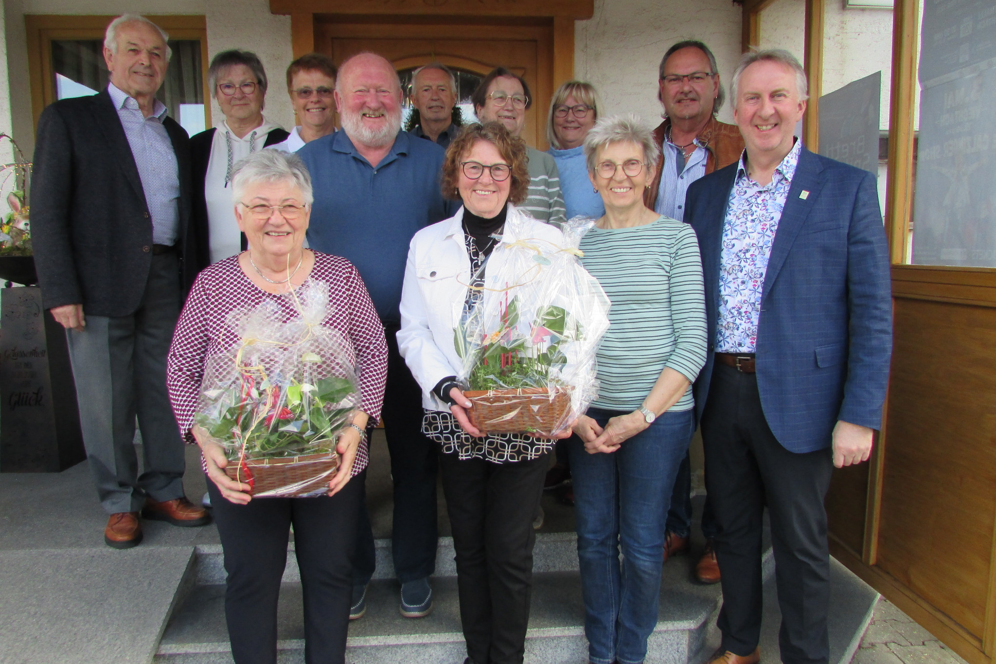 Bildbeschreibung: Sie nahmen die ausgeschiedenen und neuen Vorstandsmitglieder in die Mitte v.l. Ortsvorsitzender Max Haseneder, Erika Haseneder, Cilli Wittenzellner, Schriftf&uuml;hrerin Johanna Fuchs, Karlheinz M&uuml;hlberger, Sigi Ernst, Helga Fischl, Agnes Lippl, Christa Kirsch, Martha Wittenzellner, B&uuml;rgermeister Adolf Muhr und Kreisgesch&auml;ftsf&uuml;hrer Helmut Plenk.