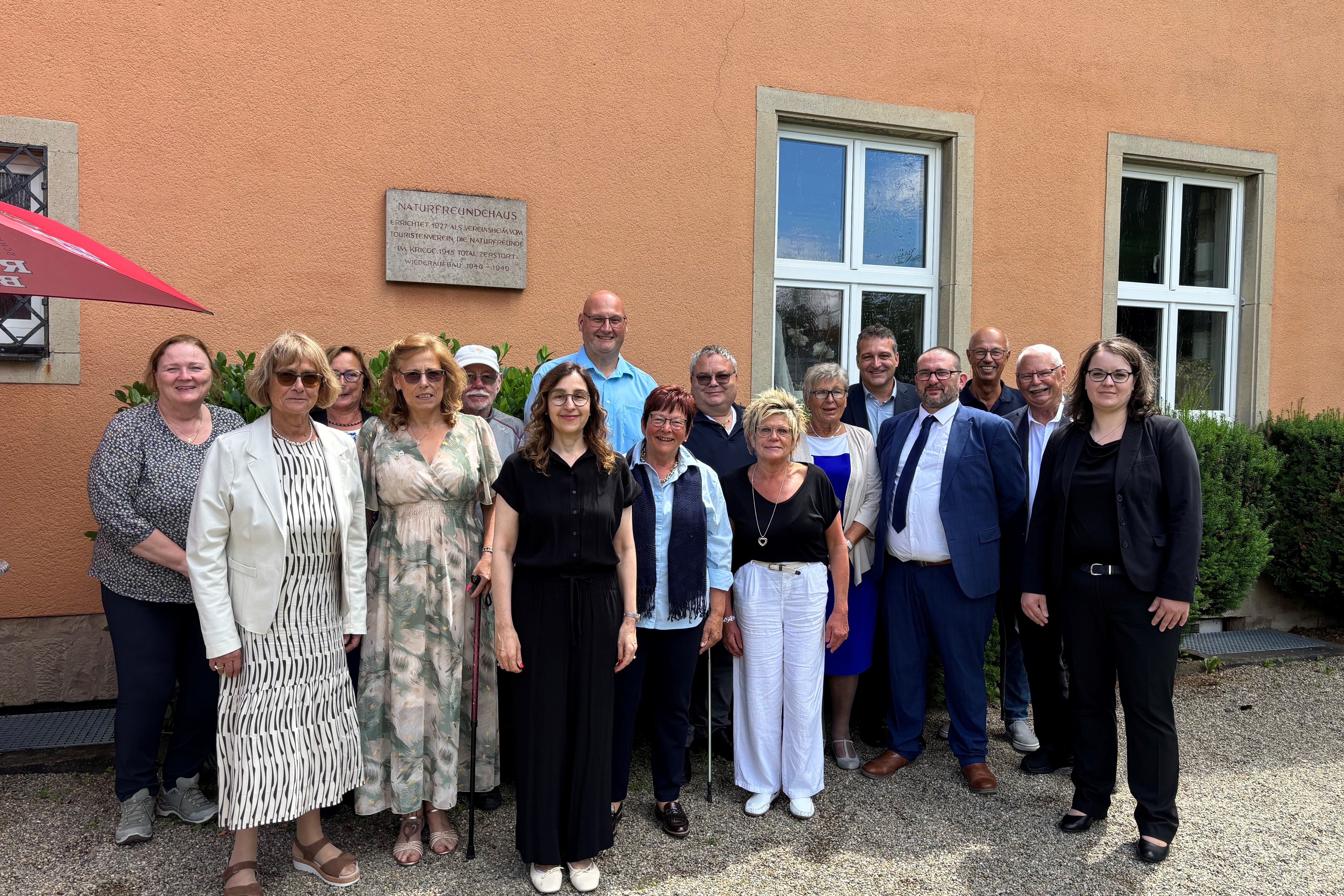 Die neu gew&auml;hlte Kreisvorstandschaft des VdK-Kreisverbandes Schweinfurt beim Kreisverbandstag, gemeinsam mit VdK-Bezirksgesch&auml;ftsf&uuml;hrer Carsten Vetter (hintere Reihe, Zweiter von rechts) und Kreisgesch&auml;ftsf&uuml;hrerin Martina Walter-Bagley (vordere Reihe, Dritte von links)