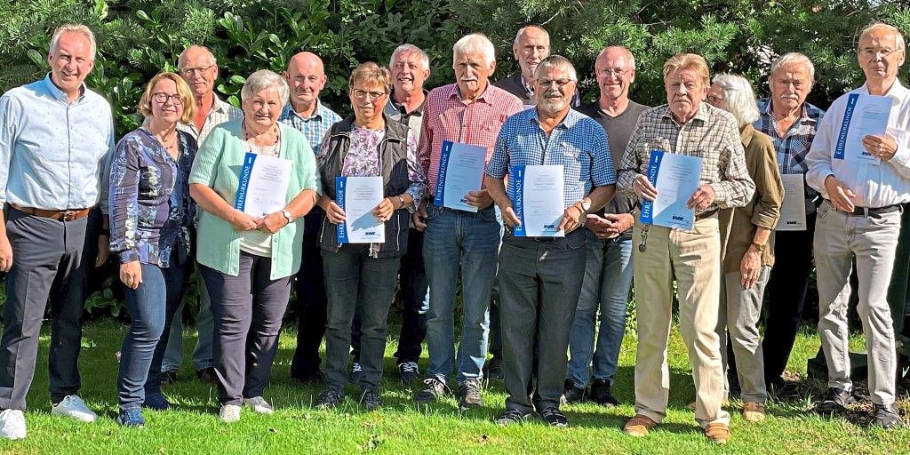 Langjährige Mitglieder ehrten (v.l.) Kreisgeschäftsführer Helmut Plenk, Kassierin Petra Englmeier, stellvertretender Vorstand Ludwig Fischer, Bürgermeister Herbert Preuß (5. von rechts) und Vorsitzender Christian Maier (ganz rechts).