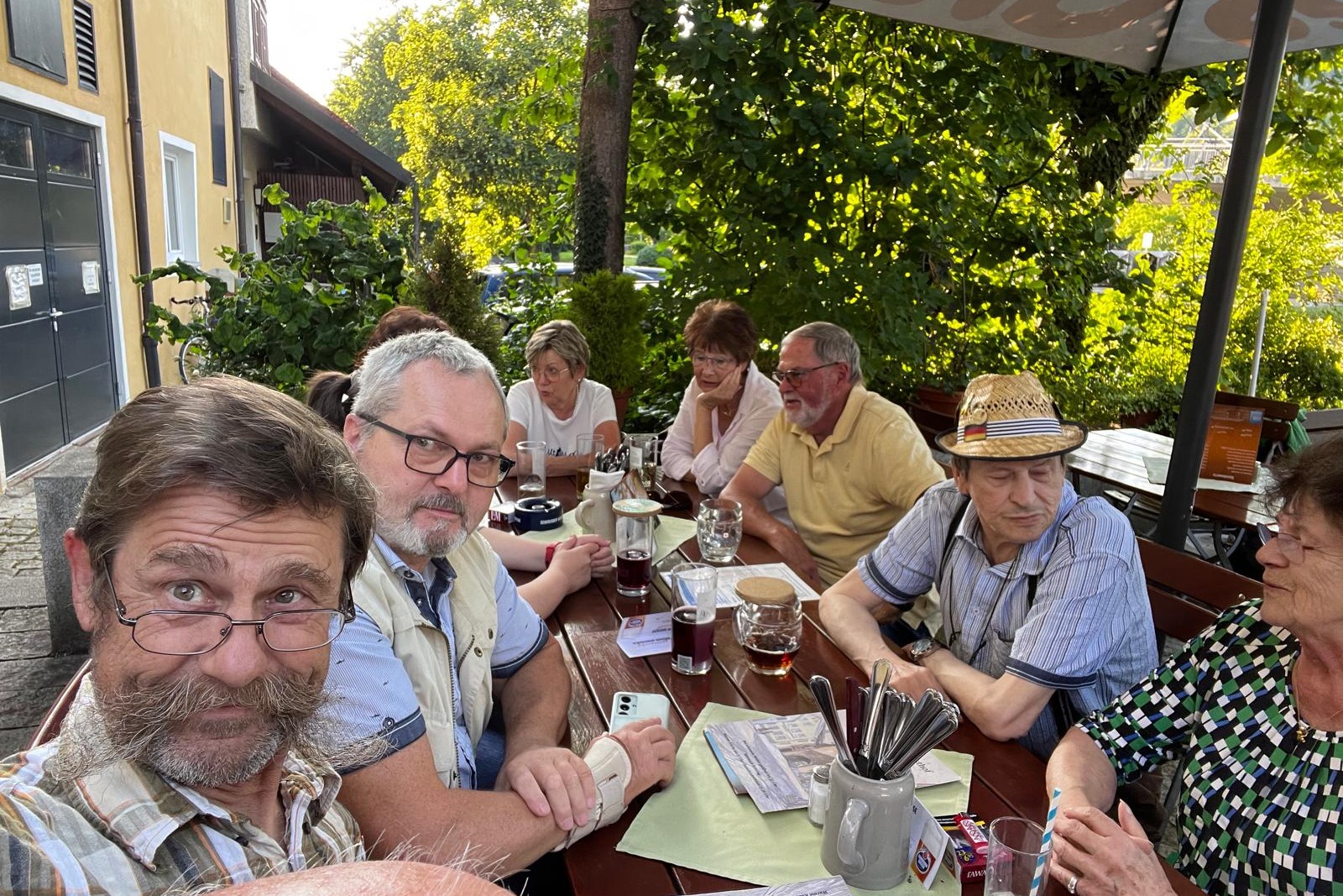 Stammtisch / Abendtreff Stammtischschild mit Maßkrügen und Brezen