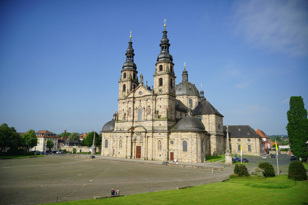 Der Dom Fulda in Frontansicht. Links und rechts die zwei T&uuml;rme. Im Hindergrund blauer Himmel ohne Wolken