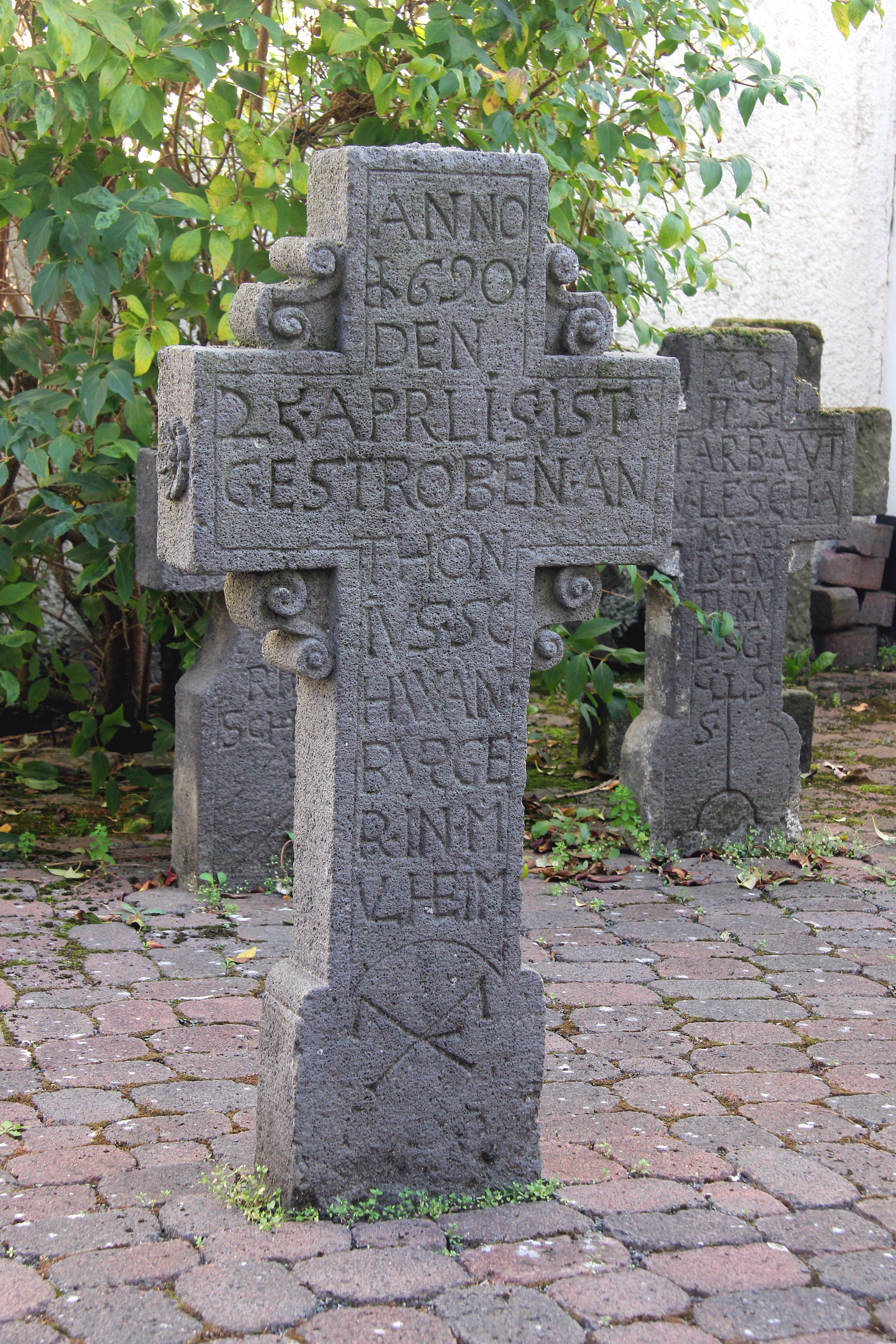 Grabkreuz im Stadtmuseum Mülheim-Kärlich: „Anno 1620 den 25. Aprlis ist gestroben Anthonius Schwan Burger in Mulheim“
