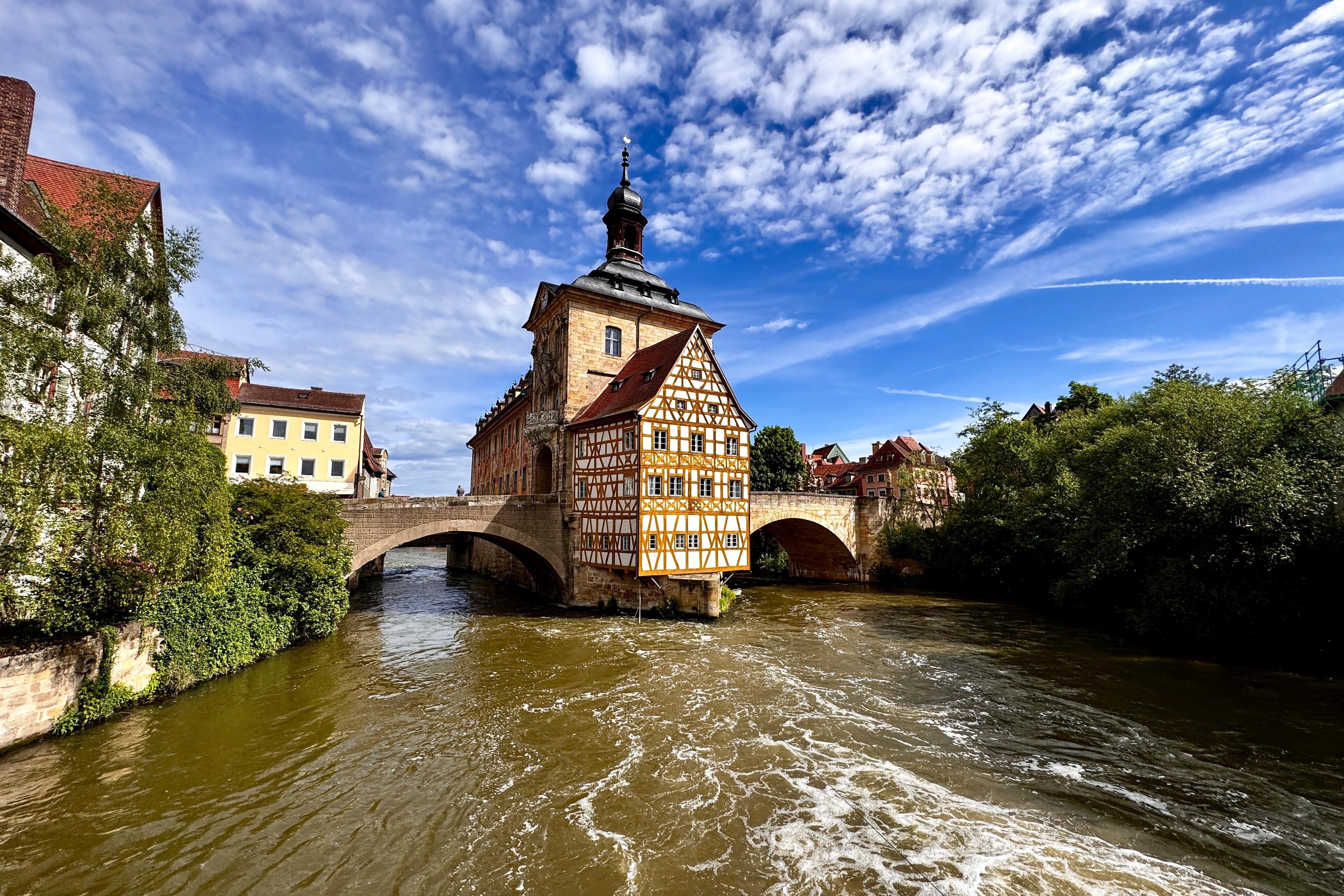 Auf dem Bild sieht man das alte Rathaus von Bamberg auf einem Br&uuml;ckenpfeiler &uuml;ber der Regnitz.